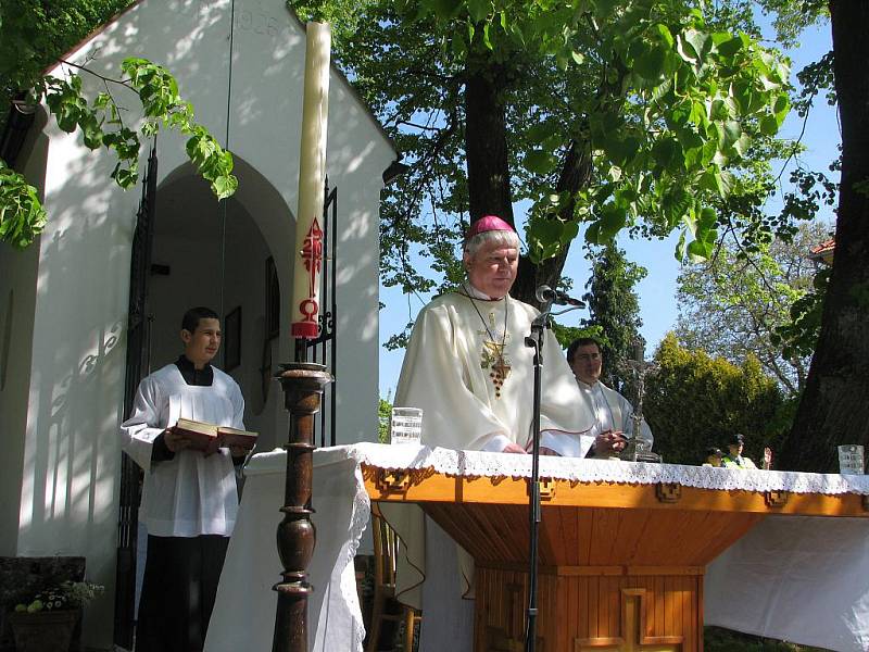 Bohoslužebné setkání při příležitosti vysvěcení opravené kapličky sv. Václava, Vyžlovka 8. května 2011