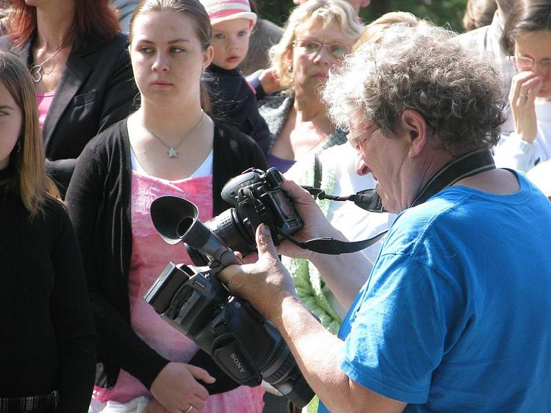 Bohoslužebné setkání při příležitosti vysvěcení opravené kapličky sv. Václava, Vyžlovka 8. května 2011