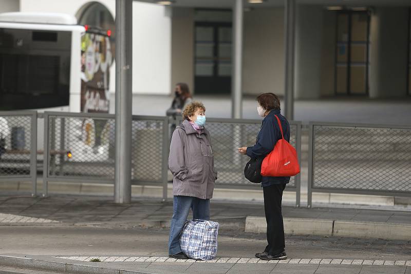 Cestující s obličejovými rouškami na zastávkách a v autobusech v Kolíně.