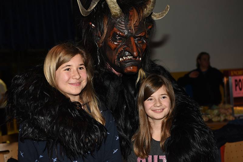 Krampusové přijeli do kulturního domu