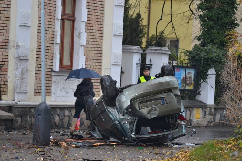 Auto se pod nárazu do svodidel převrátilo na střechu