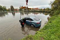 Potopené auto ve Štolmíři vyprostili hasiči.