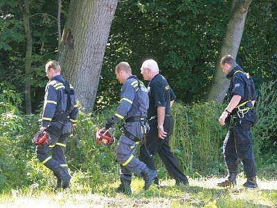 Parašutistka zaklíněná ve větvích vysokého stromu přilákala v neděli okolo poledne mnoho zvědavců. Nakonec vše skončilo bez újmy na zdraví.