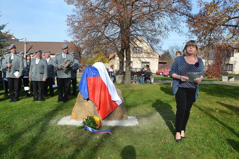 Vznik československého státu si ve Velimi připomněli odhalením desky