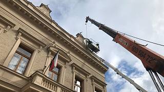 Na střeše radnice v Českém Brodě už jsou repliky ozdobných váz - Nymburský  deník