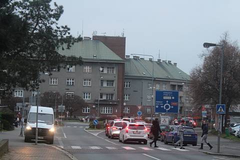 Dopravní situace v okolí uzavřené křižovatky Veltrubské a Brankovické ulice v Kolíně v úterý 29. listopadu odpoledne.
