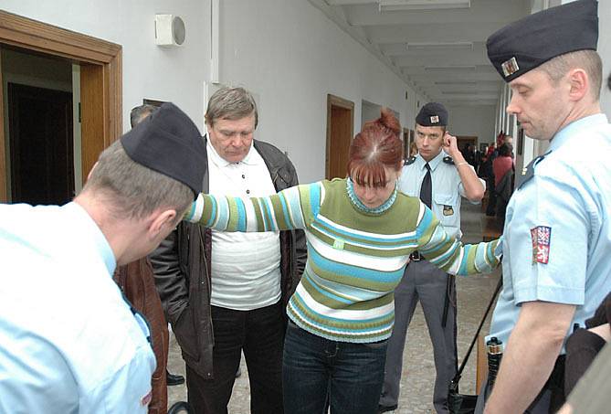 Detailní prohlídce před vstupem do ostře střežení jednací síně se ve středu u krajského soudu nevyhnul nikdo, kdo mířil dovnitř - veřejnost ani obhájci obžalovaných.