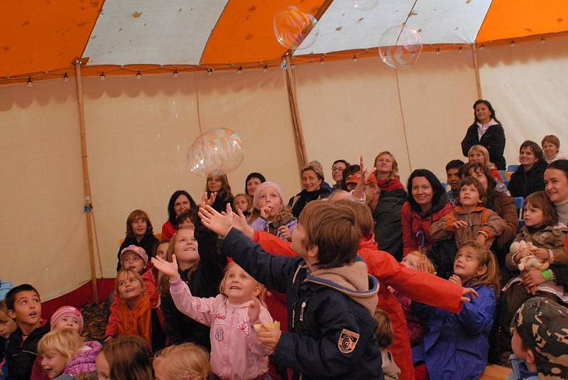 Po sobotním loutkovém festivalu v Českém Brodě se podobná akce uskutečnila v neděli i v Kolíně. Aleš Barry Bureš svůj loutkový festival pojmenoval Šmidra a ... šmytec 