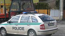 Policejní auto se v Plaňanech srazilo s traktorem.