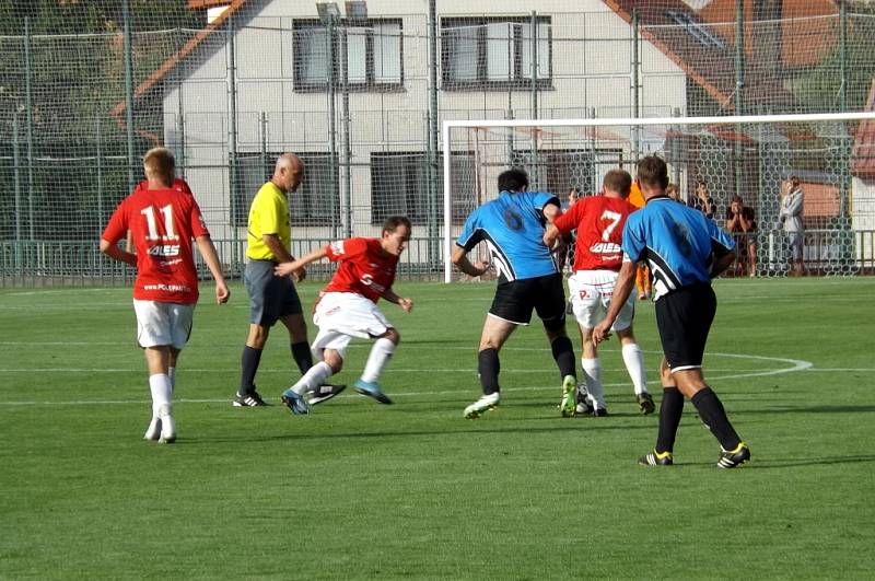 Z derby utkání v I. A třídě Velim - Červené Pečky (1:1).