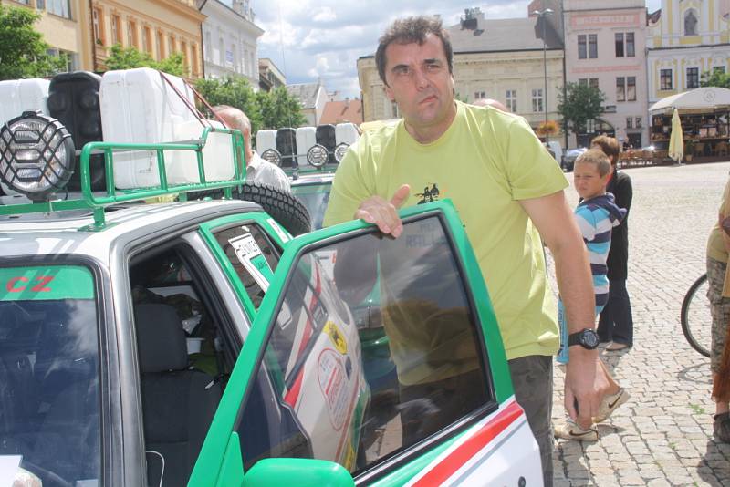 Kolínské posádky, jež vyrazily na Mongol Rallye, symbolicky odstartovaly z kolínského náměstí