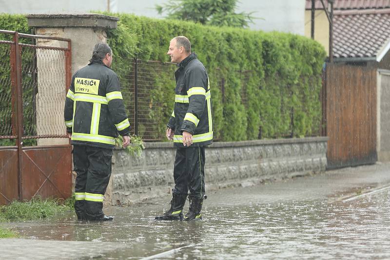 Voda z přelité požární nádrže ve Starém Kolíně zaplavila i hasičskou stanici.