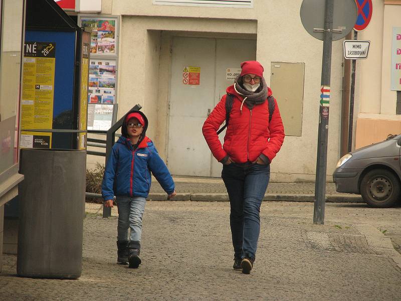 Aprílové počasí v ulicích Kolína. Chce to sluneční brýle, ale zároveň i šálu a rukavice.