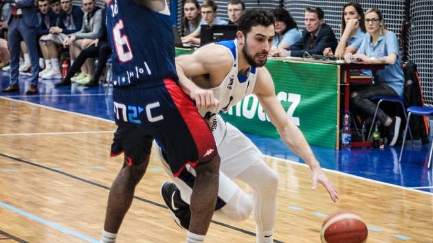 Z utkání 3. kola nadstavbové části BC Kolín - Brno (77:78).