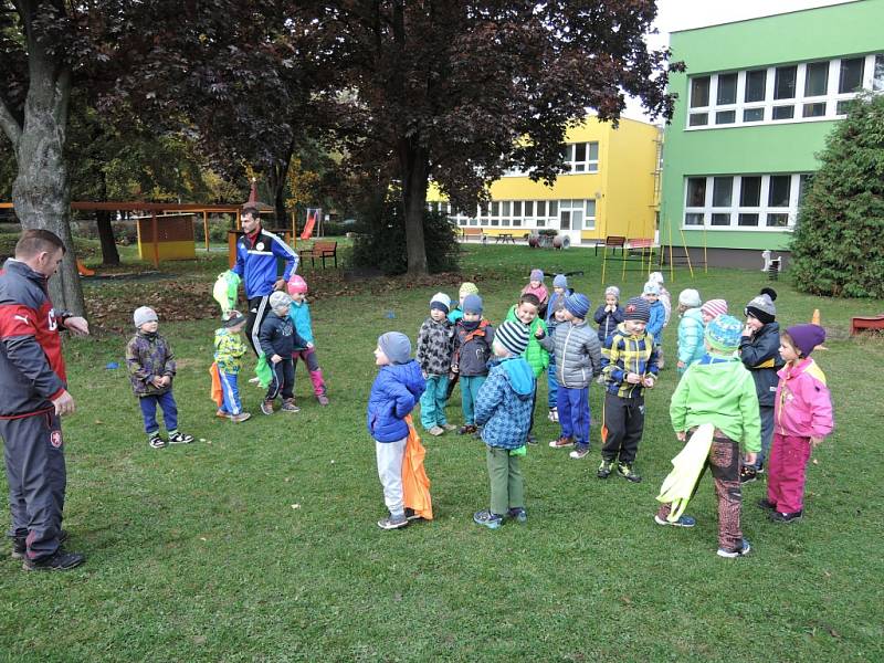 Fotbalisté přišli za dětmi do mateřinky ukázat trénink.