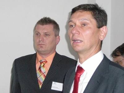 Ředitel nemocnice Pavel Nesnídal (vlevo) seznámil přítomné s plánovanými změnami. Tomáš Tvarůžek, majitel společnosti PP Hospitals (vpravo), celý projekt shrnul.