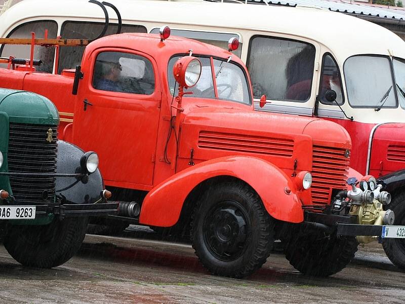 Na kolínském autobusovém nádraží byly k vidění veteránové skvosty