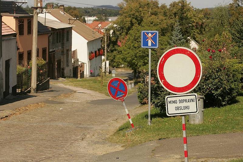 Ulice Sladkovského v Zásmukách - zákaz vjezdu mimo dopravní obsluhu.