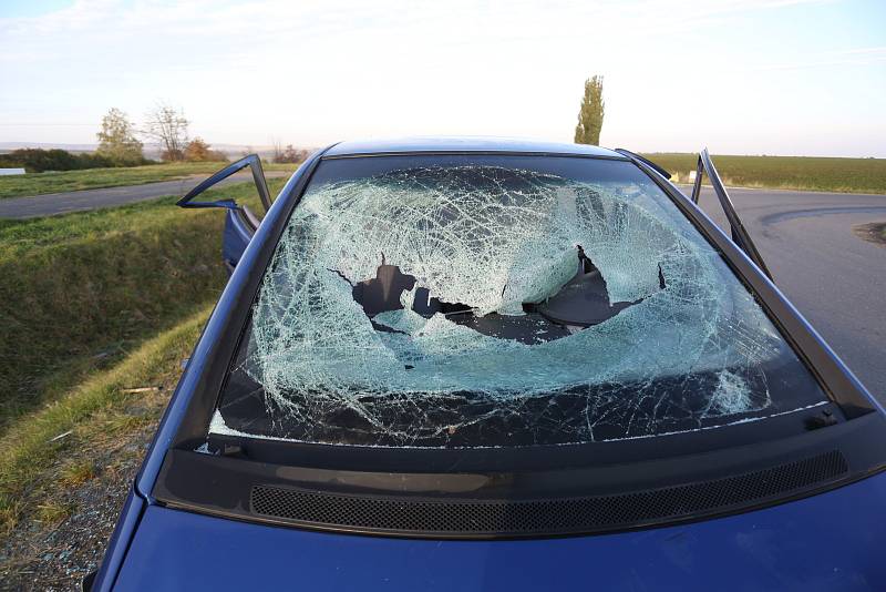 Projevy vandalismu na havarovaném osobním automobilu značky Mercedes na odbočce na Cerhenice u silnice I/12.