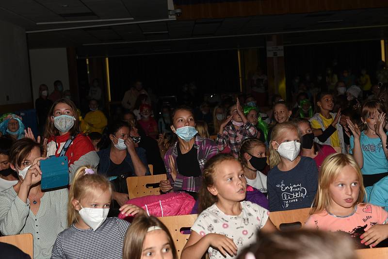 Čtyři holky na pódiu bavily několik dalších stovek v hledišti.