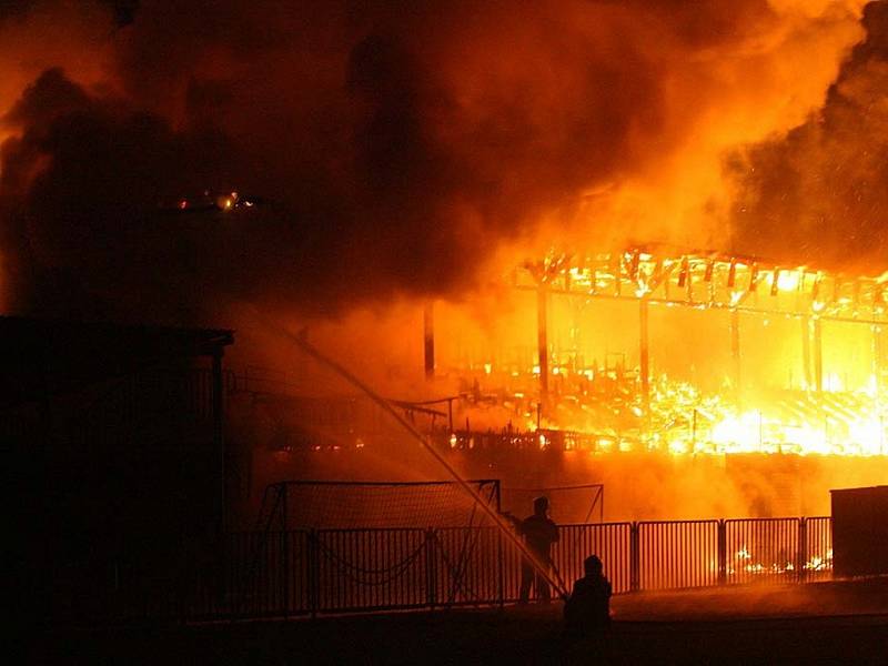 Požár tribuny na fotbalovém stadionu AFK Kolín ve čtvrtek 23. října 2008.