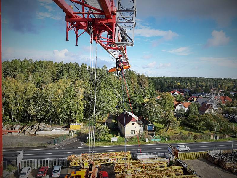 Z výcviku kolínských hasičů - lezců na věžovém jeřábu v Mukařově.