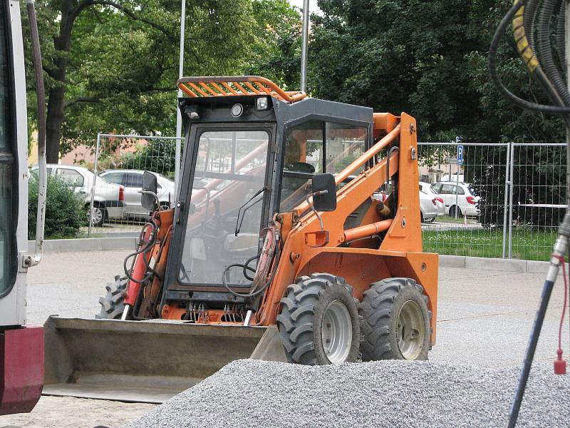 V Čechových sadech se dokončuje parkoviště, upraví se i přilehlé kontejnerové stání.