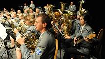 Směsí nazvanou Takový byl Kmoch, ale i jiné hudební akce, začal v úterý večer Jarní koncert velkého dechového orchestru pojmenovaného Harmonie 1872 Kolín s podtitulem .... takový byl Kmoch v kolínském Městském divadle. 