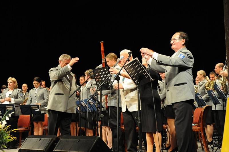 Směsí nazvanou Takový byl Kmoch, ale i jiné hudební akce, začal v úterý večer Jarní koncert velkého dechového orchestru pojmenovaného Harmonie 1872 Kolín s podtitulem .... takový byl Kmoch v kolínském Městském divadle. 