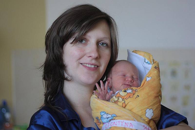 Leontina Hálová přišla na svět 31. srpna 2011 s výškou 48 centimetrů a váhou 2600 gramů. Rodiče Monika a Vendelín Hálovi si dceru odvezli do Kutné Hory. Tam se na sestřičku těšila dvouletá Aneta.