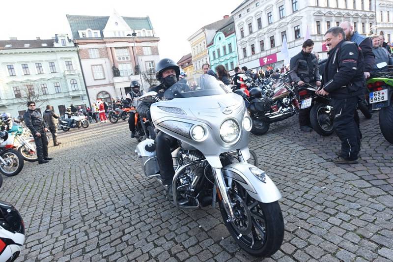 Již po osmnácté letos kolínští motorkáři říkající si Verbež kolínská uspořádali štědrovečerní vyjížďku s tradičním cílem u vánočního stromu na kolínském Karlově náměstí.