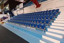 Kolínský zimní stadion má nových 180 míst k sezení.