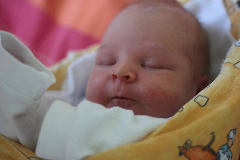 Rodiče Laura a Miroslav Ratajovi z Žabonos mají radost z prvorozeného syna. Tadeáš Rataj se jim narodil 30. srpna 2011 s výškou 52 centimetry a váhou 3820 gramů.