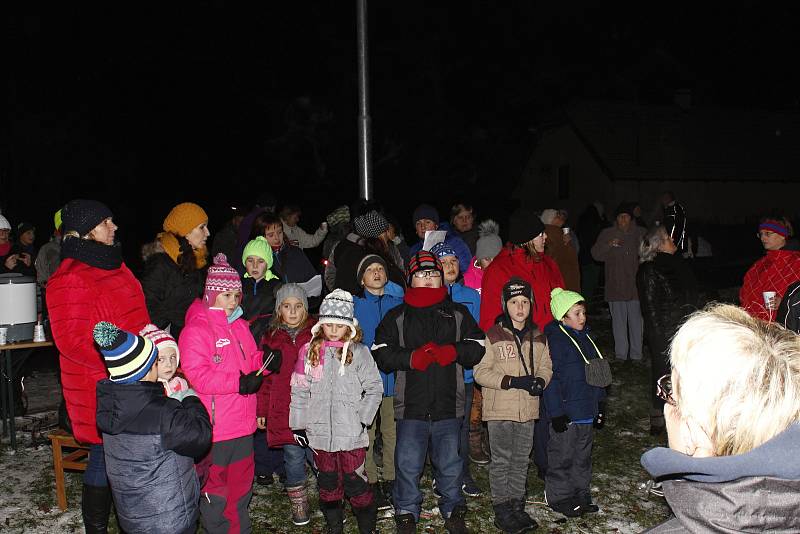 V sobotu před první adventní nedělí se ve většině obcí a měst rozsvěcely vánoční stromy. Nebylo tomu jinak ani v obcích Bylany a Chotouň nedaleko Českého Brodu.