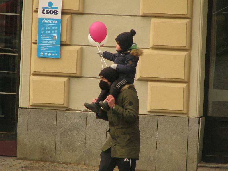 Aprílové počasí v ulicích Kolína. Chce to sluneční brýle, ale zároveň i šálu a rukavice.