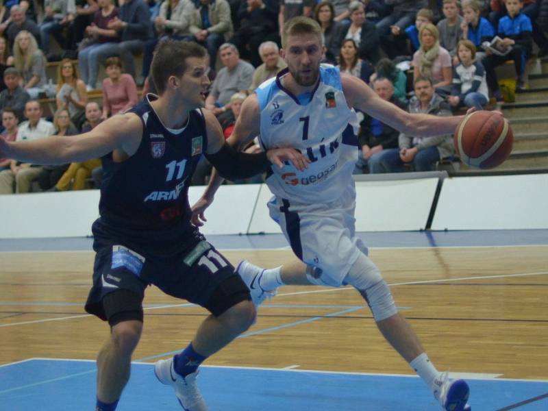 Z utkání nadstavby BC Geosan Kolín - Děčín (73:81).