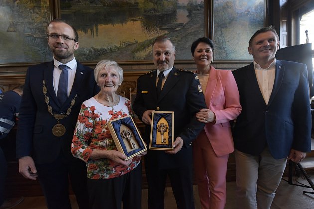 Cenu Města Kolína si odnesli profesionální hasiči a sokolka Eva Svobodová