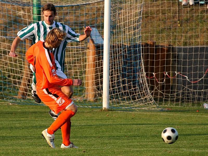 Z utkání fotbalové I. A třídy Polepy - Bakov n. J. (4:1).