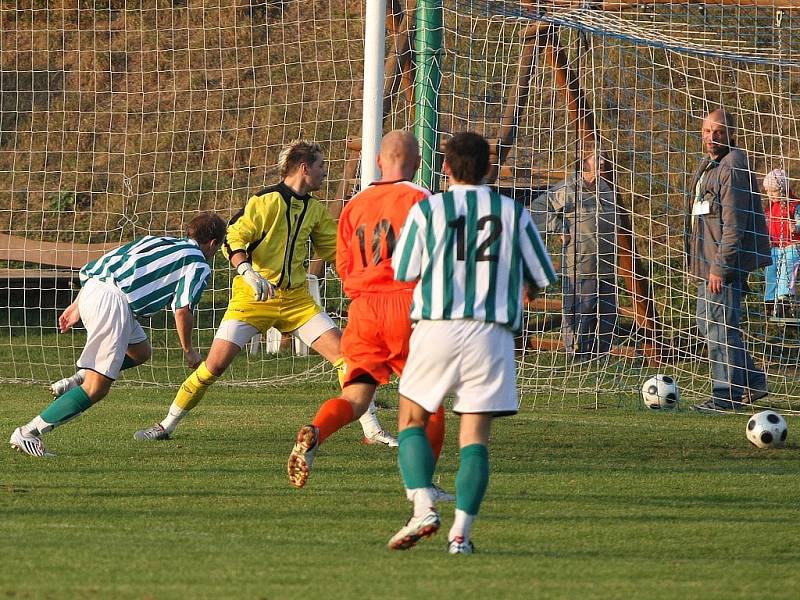 Z utkání fotbalové I. A třídy Polepy - Bakov n. J. (4:1).