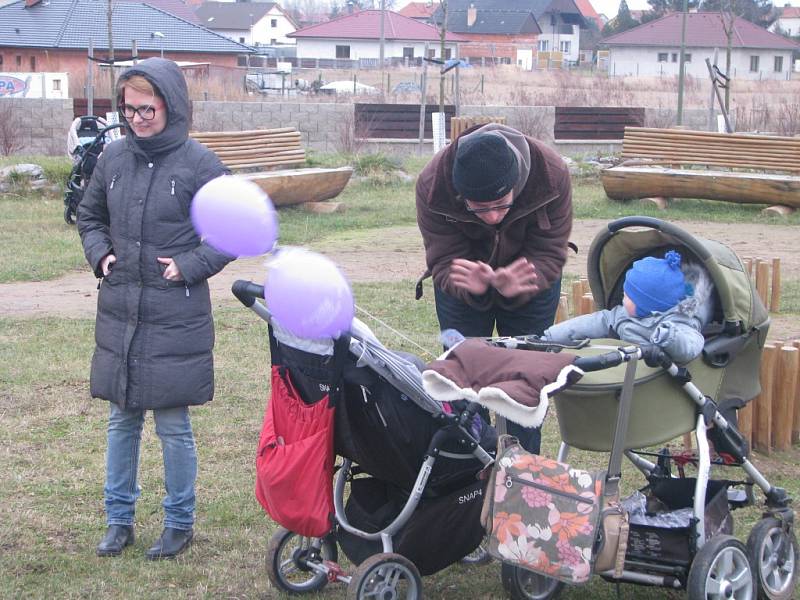 Vypouštění balónů v přáními Ježíškovi ze zahradního hřiště v Cerhenicích