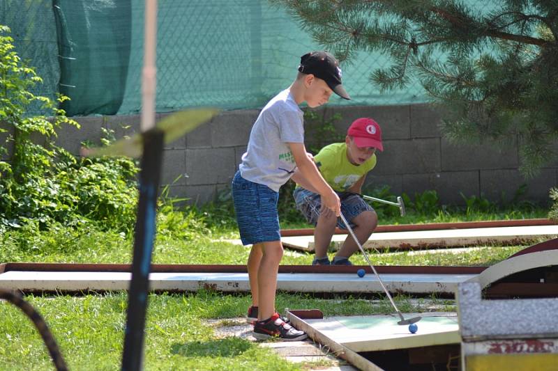 Minigolfového turnaje se mohli účastnit děti i dospělí.