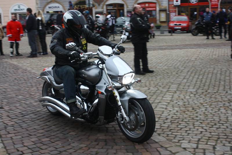 Vánoční vyjížďka kolínských motorkářů, kterou organizuje Kolínská verbež.