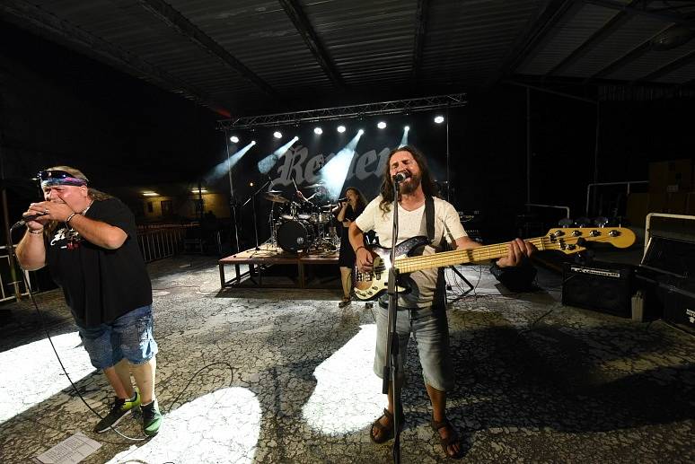 Na tanečním parketu hned v sousedství fotbalového hřiště v obci Býchory se druhý srpnový pátek odehrál další výroční koncert ke třicátinám skupiny Řemen z Chlumce nad Cidlinou.