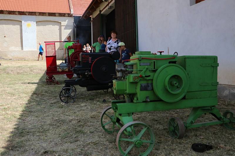 První den Svatoprokopské pouti v Chotouni - Výstava traktorů.