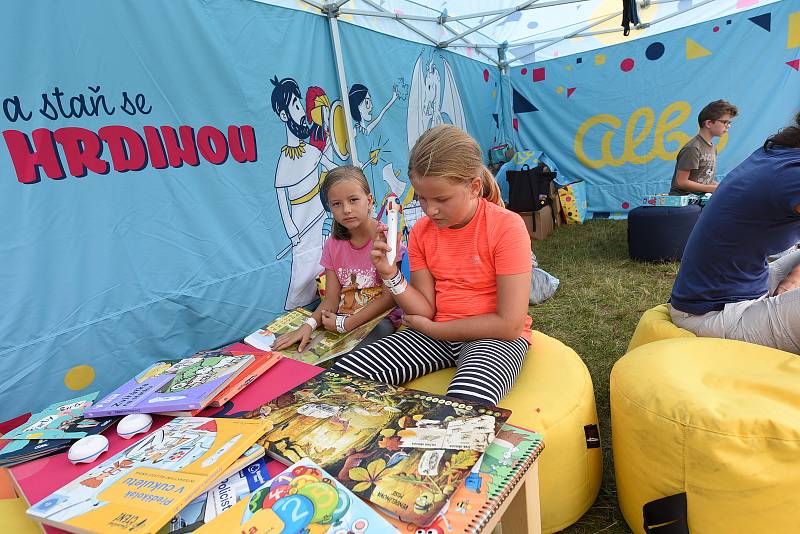 Festival Kefír, s nímž se kolínští organizátoři nakonec usadili na letišti u Hradce Králové, v sobotu pobavil děti všeho věku.