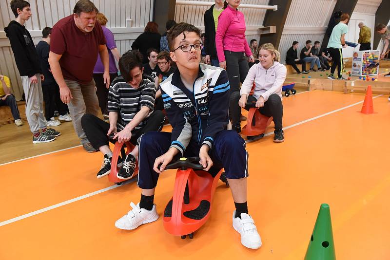 Z Her pro radost ve sportovní hale Střední odborné školy stavební v Kolíně.