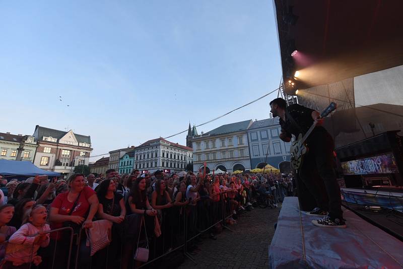 Kolínské kulturní léto: z koncertu zpěváka Marka Ztraceného na Karlově náměstí.