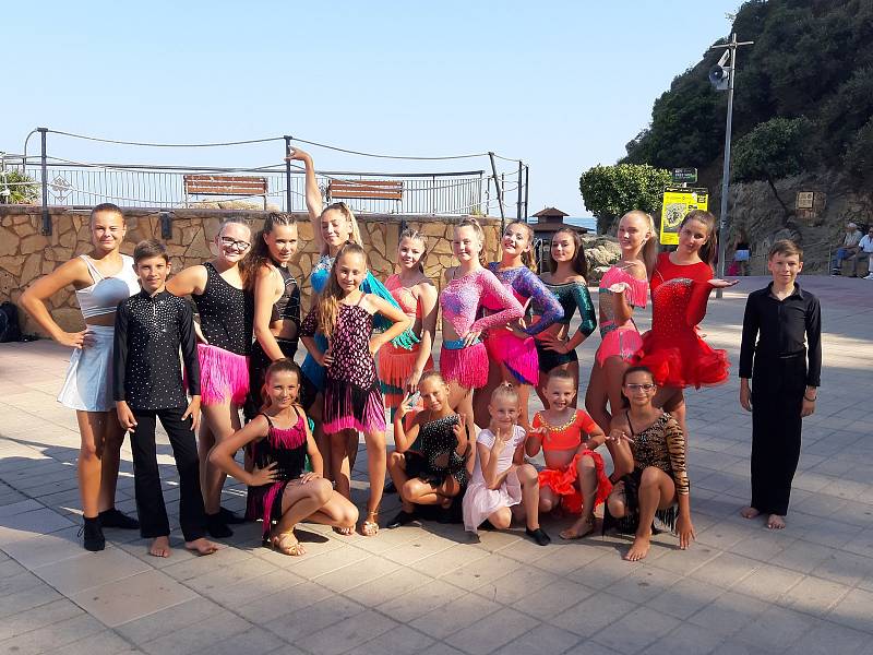 V španělském letovisku Lloret de Mar si tanečníci z TK CrossDance užívali moře, sportu, tréninků i vystoupení.