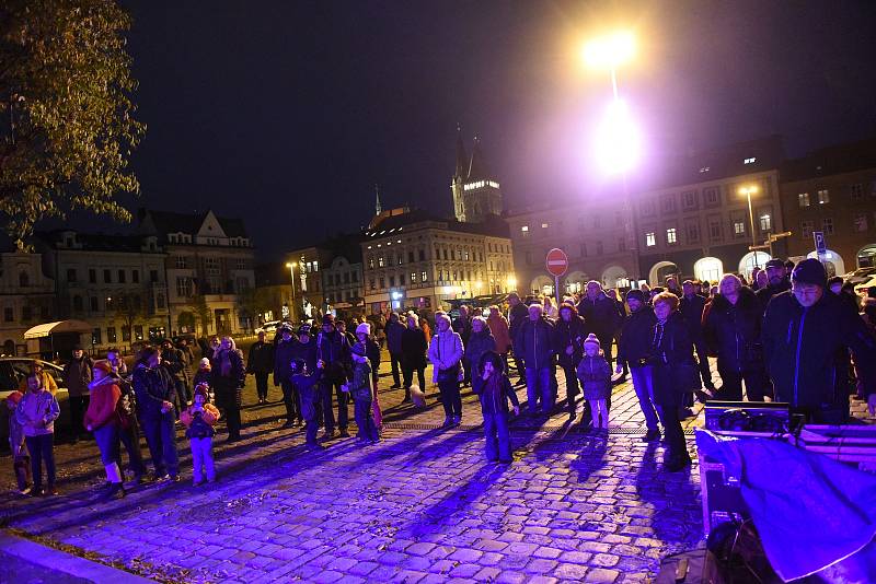 Sedmnáctý listopad na Karlově náměstí v Kolíně.