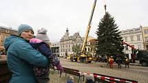 Příjezd vánočního stromu do Kolína v pondělí 21. listopadu 2022.